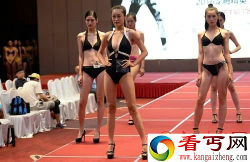 超模诵读孔子祭文 长腿比基尼眼花缭乱