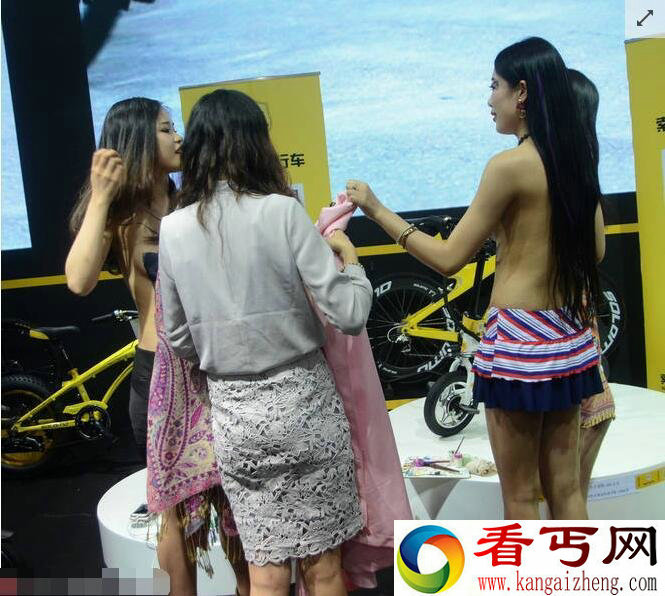 彩绘裸女当众宽衣解带 一丝不挂场面香艳