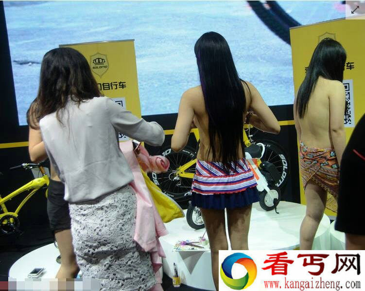 彩绘裸女当众宽衣解带 一丝不挂场面香艳