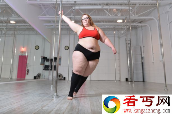 300斤胖妹跳钢管舞 姿态灵活自如