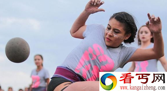 墨西哥举行臀球大赛 完全用屁股踢球