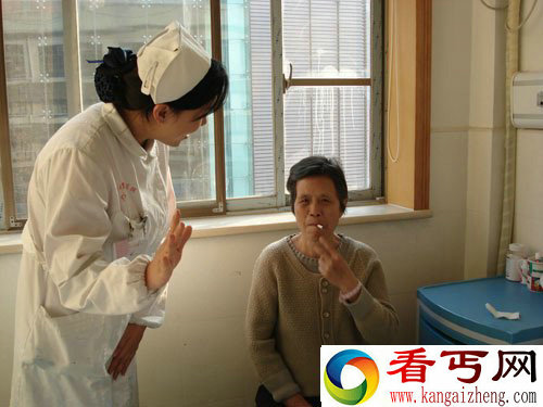 河南医务人员上班抽烟 涉事人员作出停岗一周处理