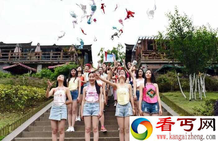 女大学生身穿肚兜玩快闪 抛胸罩呼吁关注女生乳腺健康