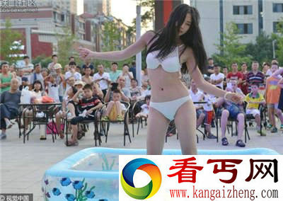 沈阳比基尼小姐水池热舞 三点全露表情陶醉