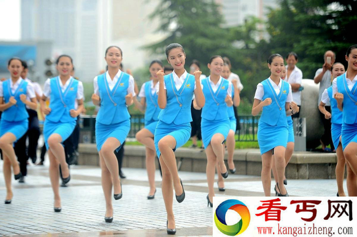 济南百名准空姐跳热舞 制服诱惑玩快闪