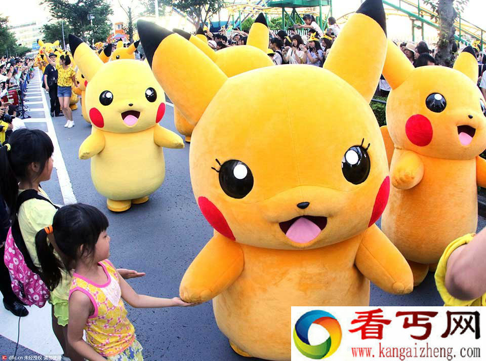 日本街头涌现千只皮卡丘 引得民众围观拍照