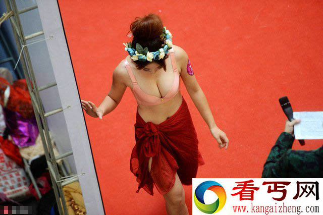 济南举办胸膜大赛 现场波涛汹涌令人流鼻血