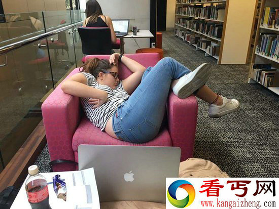 一胖姑娘在图书馆睡着后 销魂睡姿被P成网红