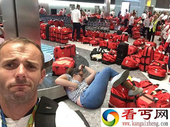 一胖姑娘在图书馆睡着后 销魂睡姿被P成网红