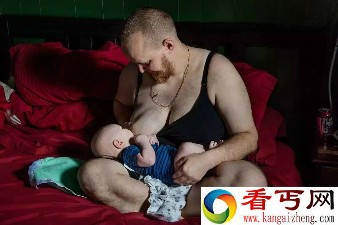 照片中的大哥在喂奶 这可是真的哟