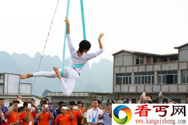 美女热气球上秀高空瑜伽 火辣身材令人喷血