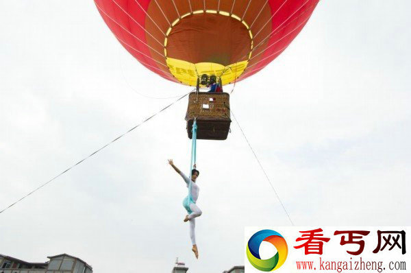 美女热气球上秀高空瑜伽 火辣身材令人喷血