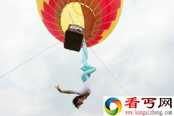 美女热气球上秀高空瑜伽 火辣身材令人喷血