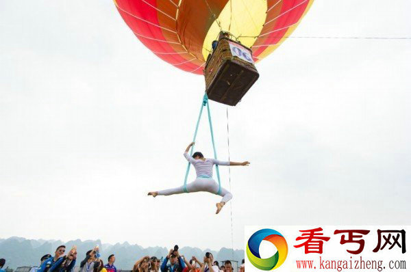 美女热气球上秀高空瑜伽 火辣身材令人喷血