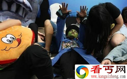 大学新生装死大赛 奇葩逗逼死法笑翻全场