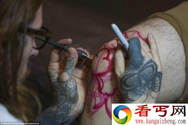 伦敦人体艺术展 竟然在这部位纹身
