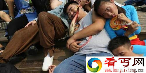 大学新生装死大赛 奇葩逗逼死法笑翻全场