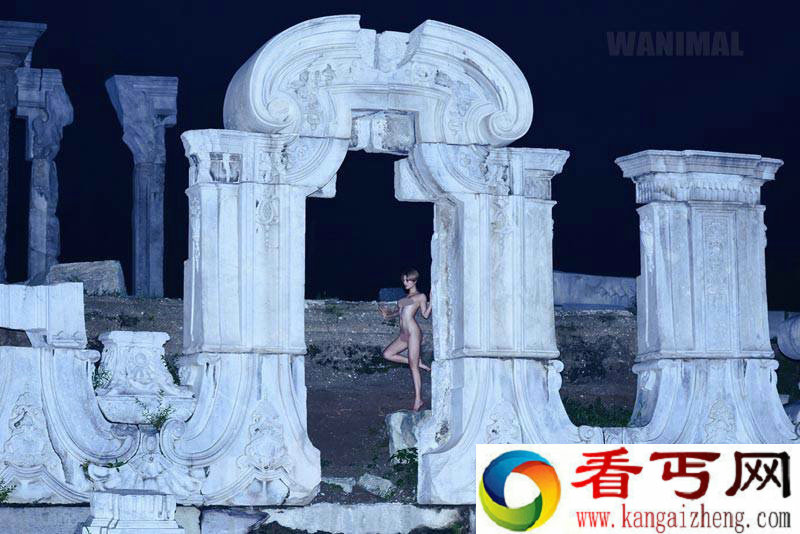 女子在圆明园遗址长城拍人体写真 三点全露出镜