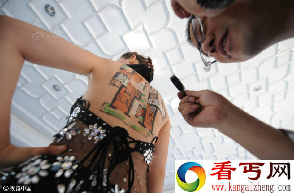 奇葩楼盘促销 美女模特裸背展示户型图