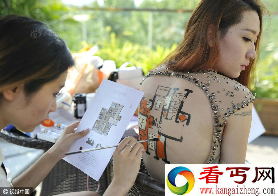 奇葩楼盘促销 美女模特裸背展示户型图