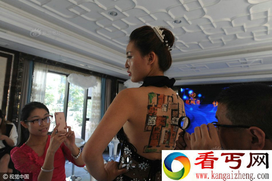 奇葩楼盘促销 美女模特裸背展示户型图
