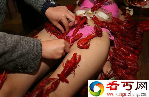 龙虾人体盛宴 龙虾爬满裸女全身供大家享用