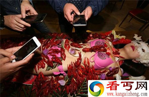龙虾人体盛宴 龙虾爬满裸女全身供大家享用