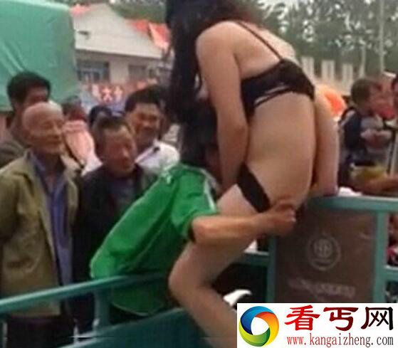 乡下低俗表演老汉光天化日之下乱亲乱摸女性私处