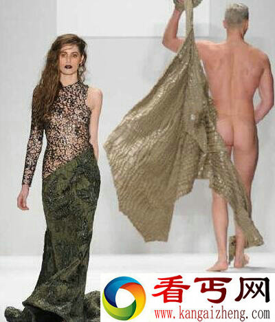 这种时尚我看不懂男模赤裸着JJ走秀