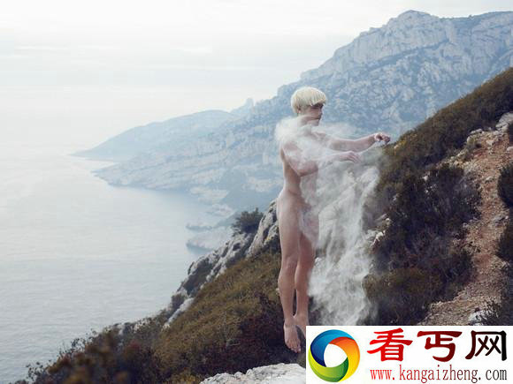 大自然中飞舞的裸体舞者图片 美到窒息!