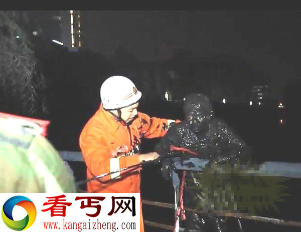 醉酒男子跳入乌黑化粪池 救援全过程现场