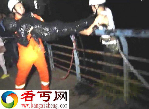 醉酒男子跳入乌黑化粪池 救援全过程现场