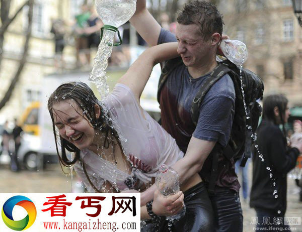 乌克兰湿身男女互相泼水场面壮阔