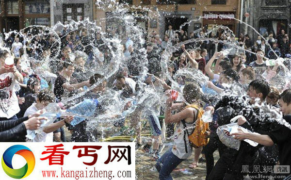 乌克兰湿身男女互相泼水场面壮阔
