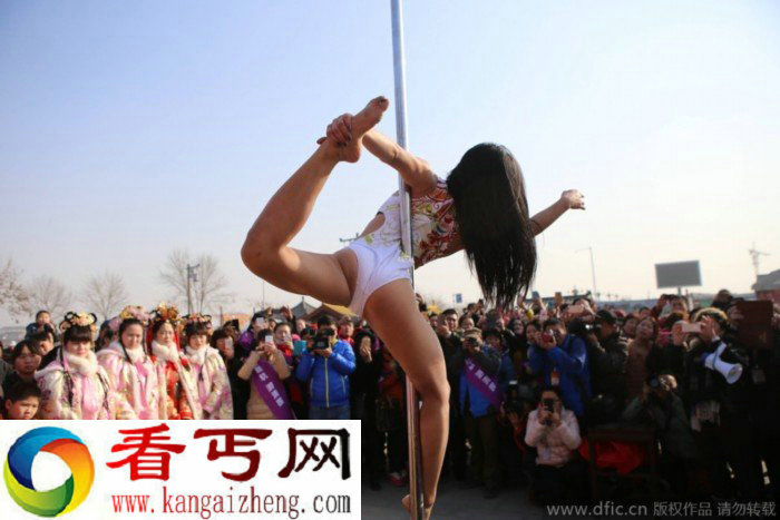 90后钢管舞女严寒泳装热舞吸引千人围观