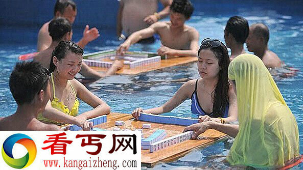 重庆高温:男女们水上玩麻将纳凉解暑