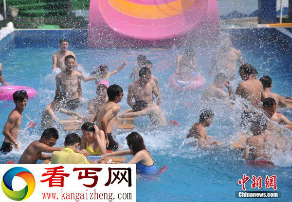 重庆高温:男女们水上玩麻将纳凉解暑