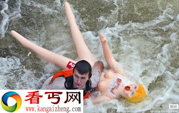 细数全球奇葩比赛男子抱着充气娃娃渡河