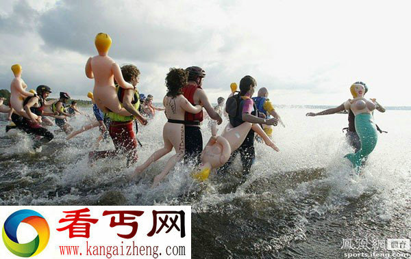 细数全球奇葩比赛男子抱着充气娃娃渡河