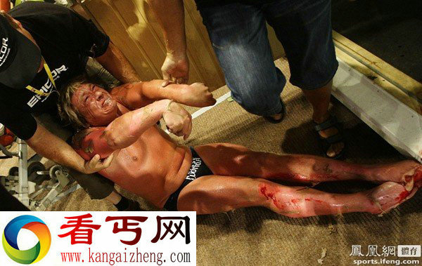 细数全球奇葩比赛男子抱着充气娃娃渡河