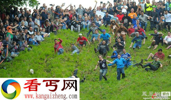 细数全球奇葩比赛男子抱着充气娃娃渡河