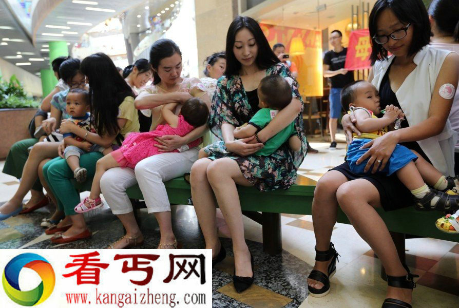 众妈妈给孩子喂母乳 向人们宣导母乳喂养