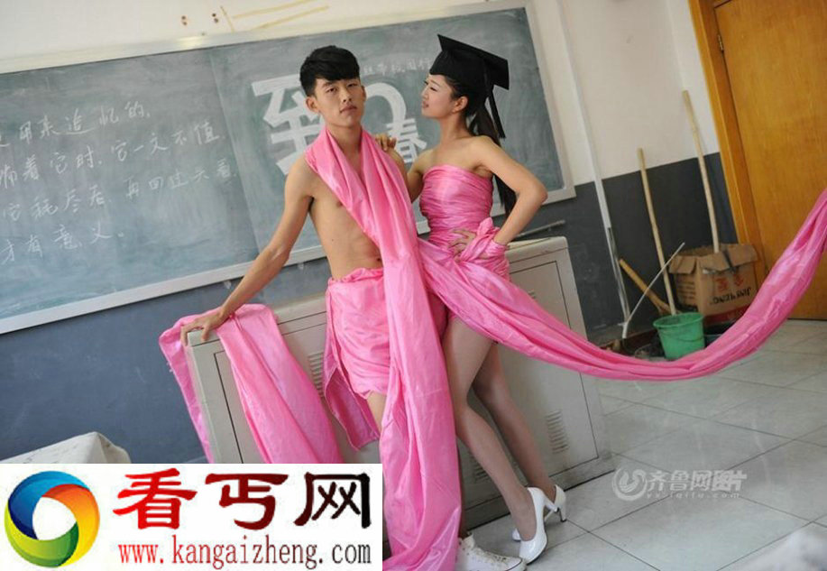 惊艳毕业照女生裸身缠绕粉红丝带拍摄毕业照