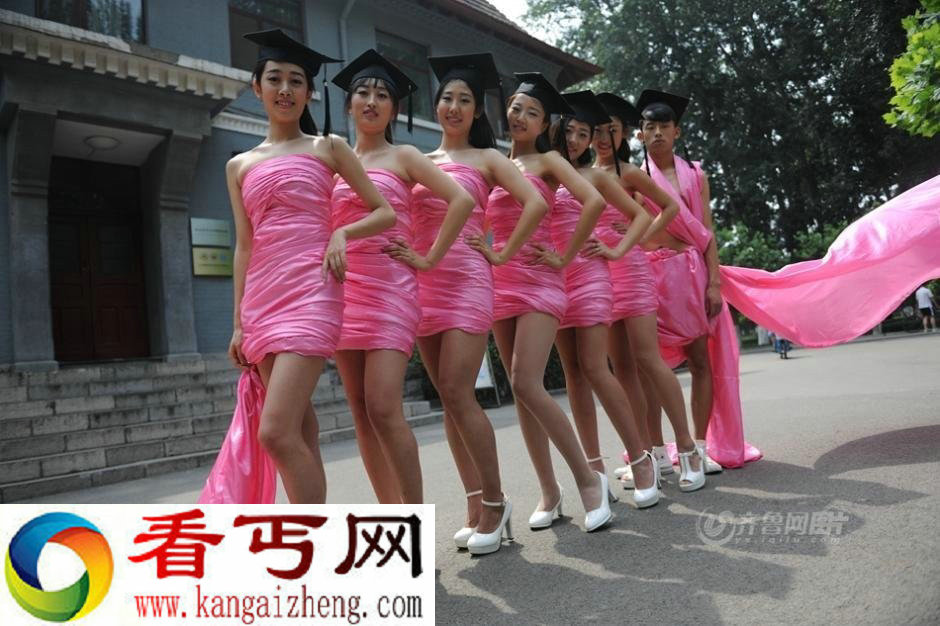 惊艳毕业照女生裸身缠绕粉红丝带拍摄毕业照