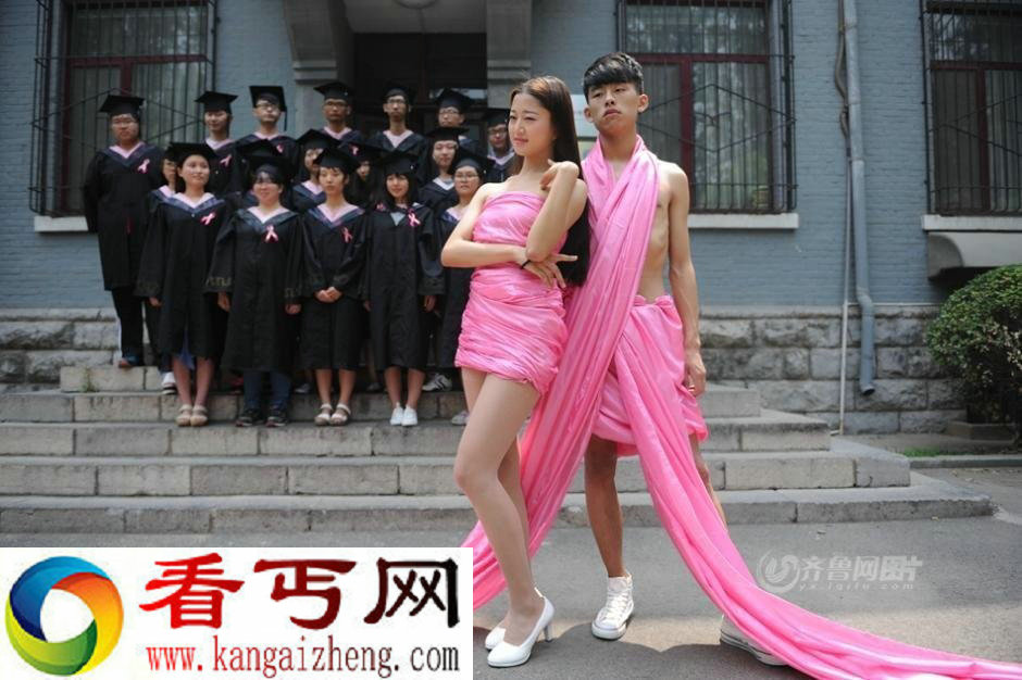 惊艳毕业照女生裸身缠绕粉红丝带拍摄毕业照