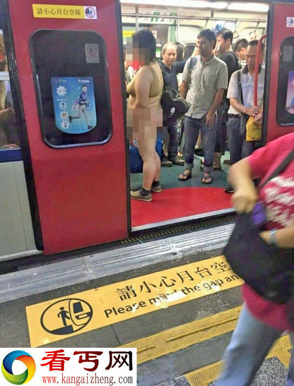 女子仅穿肉色内衣搭地铁 引来奇异目光