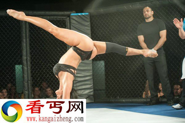 香艳美女内衣摔跤锦标赛 裸身肉搏博眼球