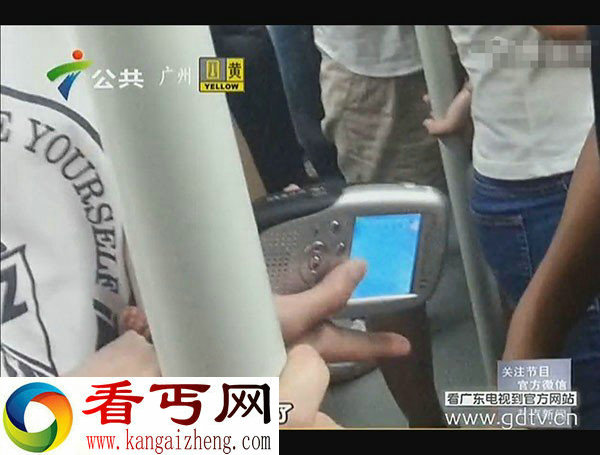 拍下一男子用奇特装置偷拍女性裙底全过程