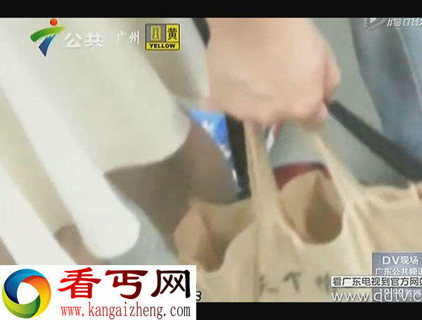 拍下一男子用奇特装置偷拍女性裙底全过程