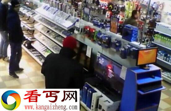 令人发指的举动！一男子竟对着游戏机撸管